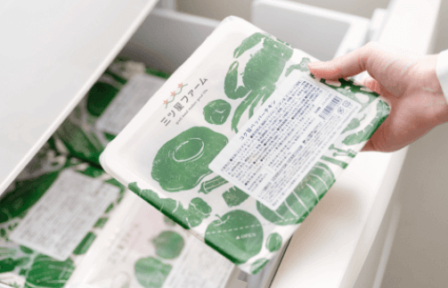 三ツ星ファームの実際のパッケージ写真。薄型容器の形状やサイズ感がわかる公式の料理トレー画像