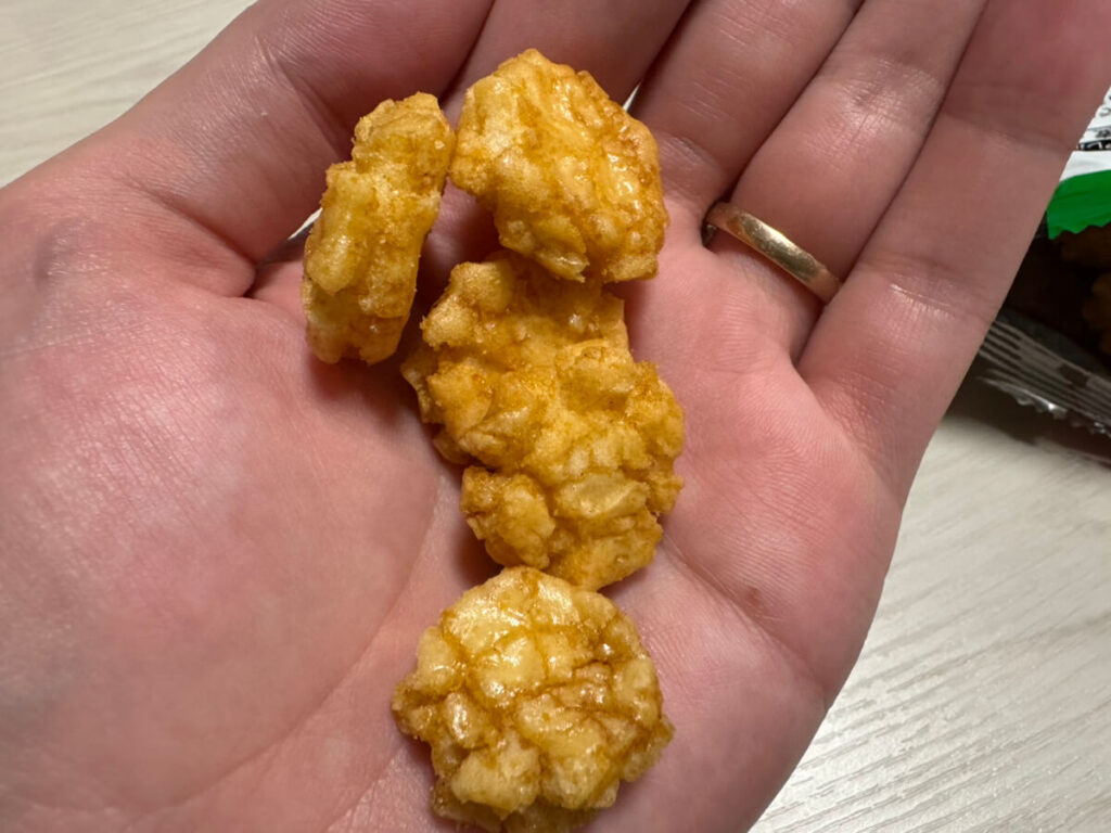 ぷち歌舞伎揚 こく旨しょうゆ味の中身。見た目は通常のぷち歌舞伎揚と変わらない。